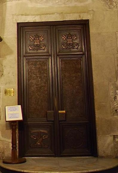 Trouvez la personne à laquelle est dédié ce qui est dans la salle dans laquelle a été prise la photo